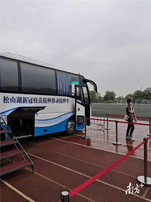 東莞啟用移動疫苗車與移動CT車，開啟高效便民健康服務新模式